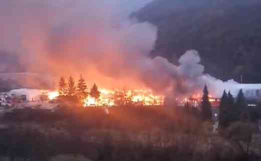 POŽAR U UŽICU: Zapalile se hale, gust dim se širi naseljem (VIDEO)